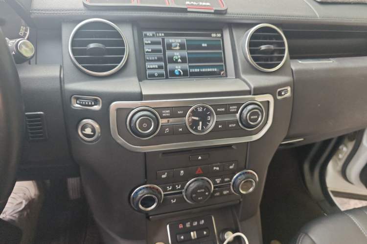 Used Land Rover Discovery 2014 3.0 SC V6 SE Audio And AC Panel