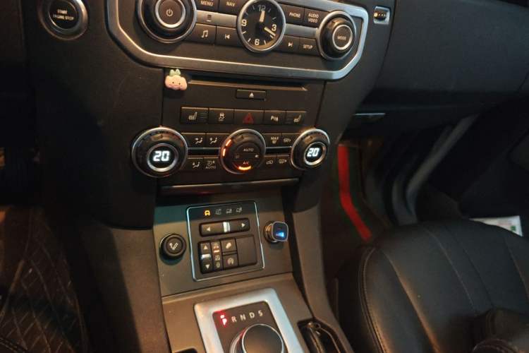 Used Land Rover Discovery 2014 3.0 SDV6 HSE Diesel Edition Audio And AC Panel