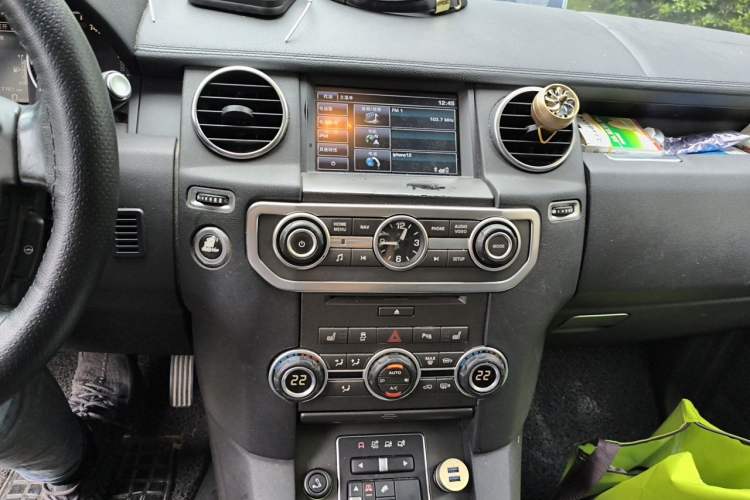 Used Land Rover Discovery 2014 3.0 SC V6 SE Audio And AC Panel