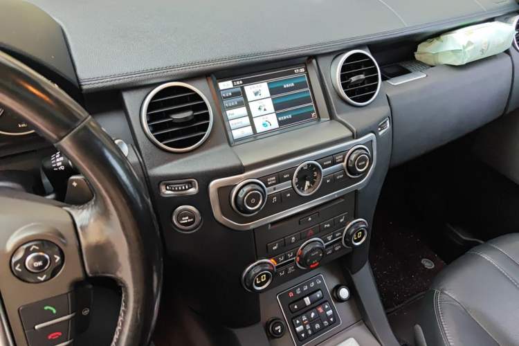 Used Land Rover Discovery 2014 3.0 SDV6 HSE Diesel Edition Audio And AC Panel