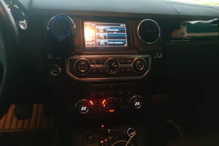 Used Land Rover Discovery 2014 3.0 SDV6 HSE Diesel Edition Audio And AC Panel