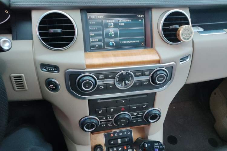 Used Land Rover Discovery 2014 3.0 SDV6 HSE Diesel Edition Audio And AC Panel