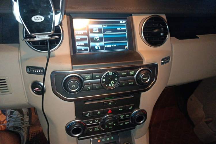 Used Land Rover Discovery 2014 3.0 SDV6 HSE Diesel Edition Audio And AC Panel