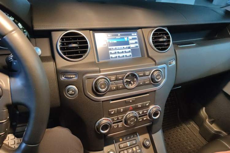 Used Land Rover Discovery 2014 3.0 SDV6 HSE Diesel Edition Audio And AC Panel