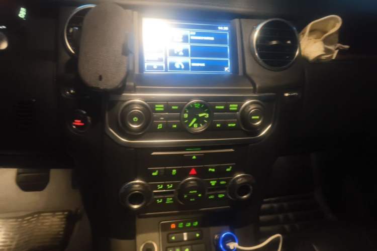 Used Land Rover Discovery 2014 3.0 SDV6 HSE Diesel Edition Audio And AC Panel