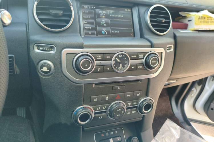 Used Land Rover Discovery 2014 3.0 SC V6 SE Audio And AC Panel