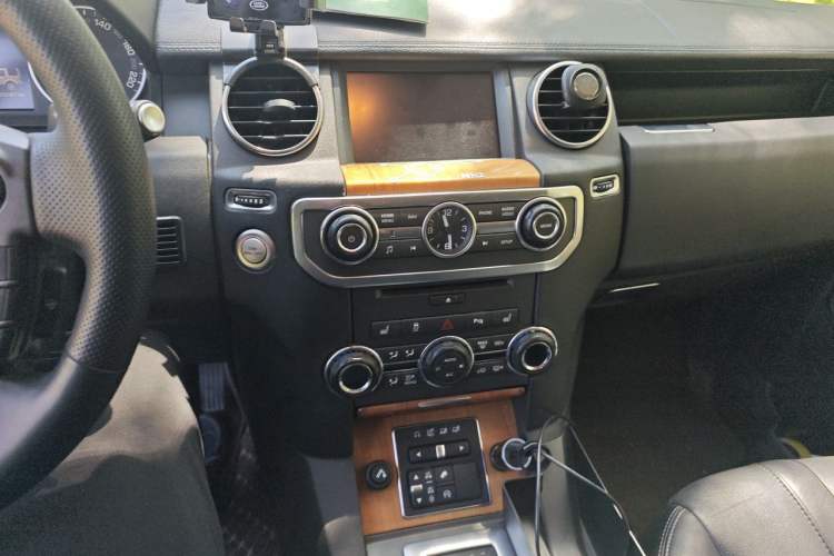 Used Land Rover Discovery 2014 3.0 SDV6 HSE Diesel Edition Audio And AC Panel