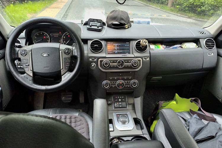 Used Land Rover Discovery 2014 3.0 SC V6 SE Center Console