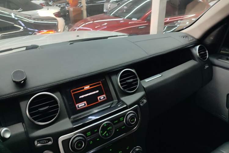 Used Land Rover Discovery 2014 3.0 SC V6 HSE Center Console