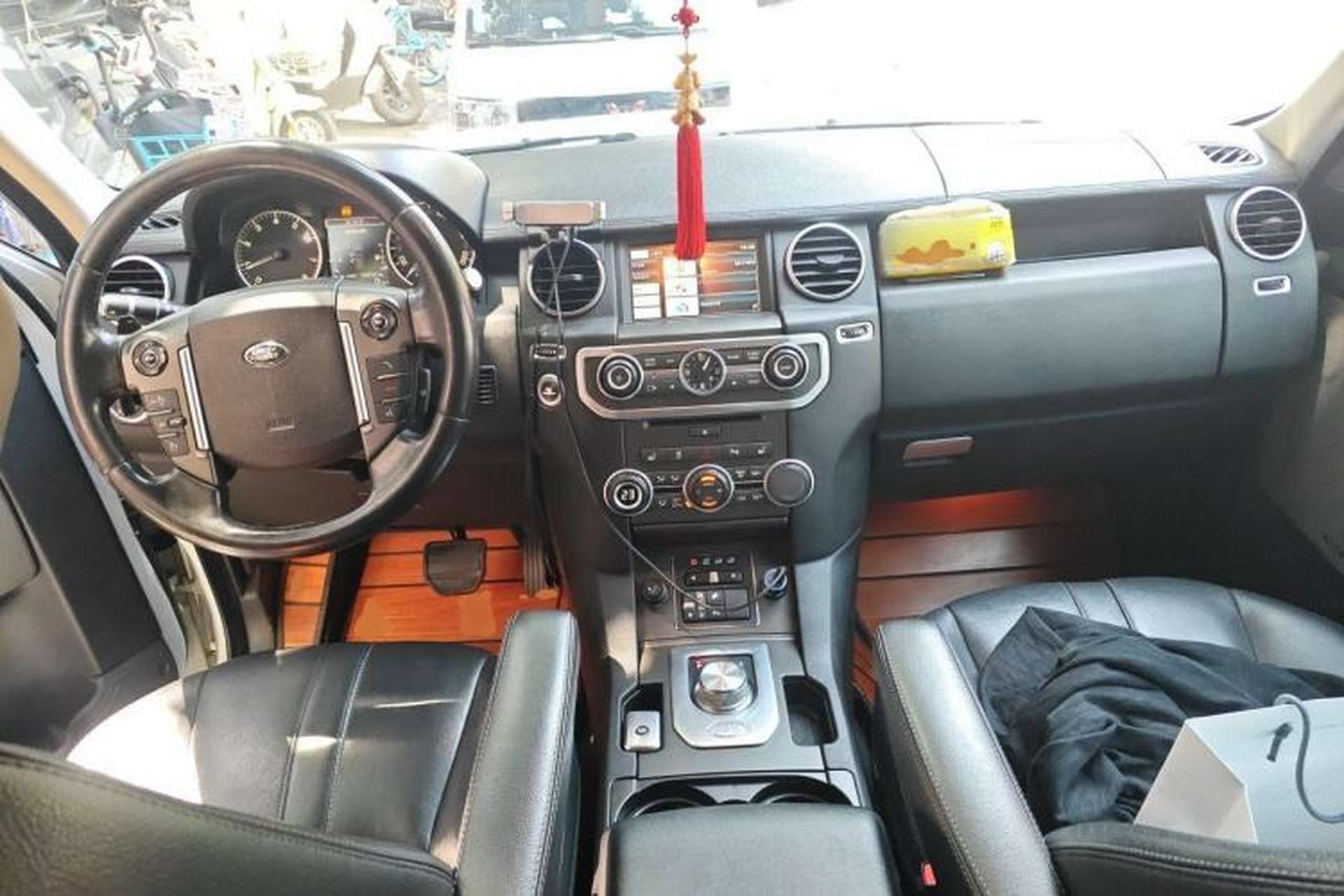 Used Land Rover Discovery 2014 3.0 SC V6 HSE Center Console