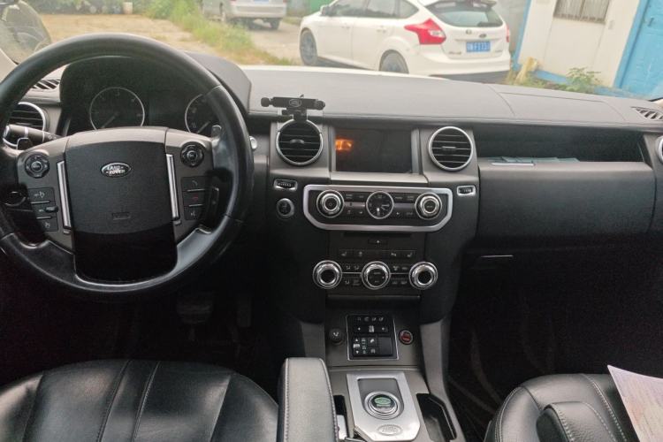 Used Land Rover Discovery 2014 3.0 SDV6 HSE Diesel Edition Center Console