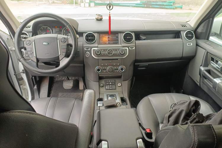 Used Land Rover Discovery 2014 3.0 SC V6 SE Center Console