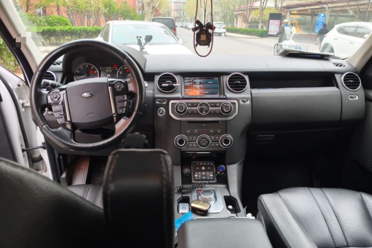 Used Land Rover Discovery 2014 3.0 SC V6 HSE Center Console