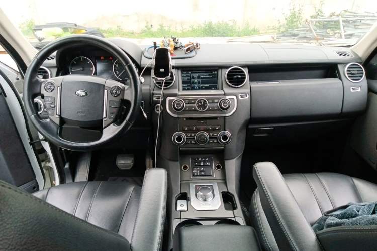 Used Land Rover Discovery 2014 3.0 SDV6 HSE Diesel Edition Center Console