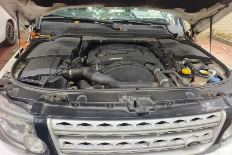 Used Land Rover Discovery 2014 3.0 SDV6 HSE Diesel Edition Engine Bay