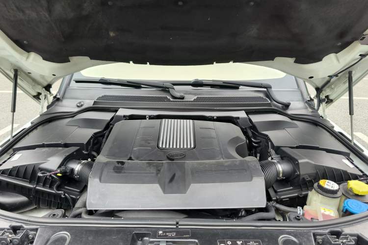 Used Land Rover Discovery 2014 3.0 SC V6 HSE Engine Bay