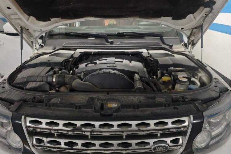 Used Land Rover Discovery 2014 3.0 SDV6 HSE Diesel Edition Engine Bay