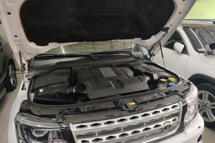 Used Land Rover Discovery 2014 3.0 SC V6 HSE Engine Bay