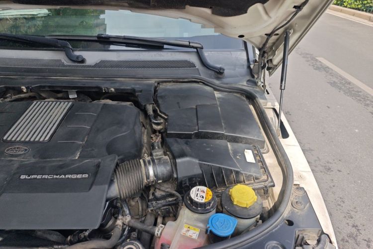 Used Land Rover Discovery 2014 3.0 SC V6 SE Engine Bay Left