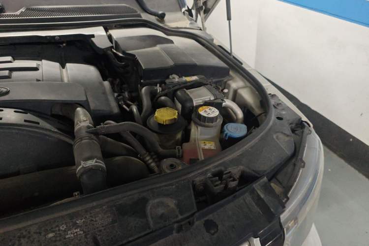 Used Land Rover Discovery 2014 3.0 SDV6 HSE Diesel Edition Engine Bay Left