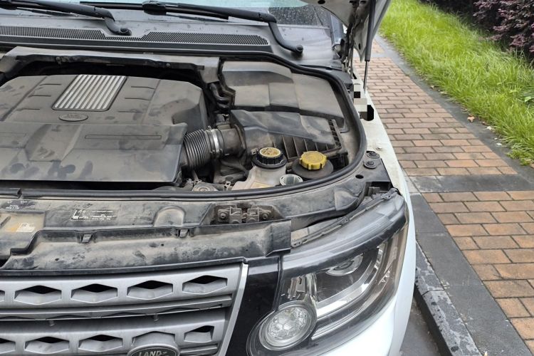 Used Land Rover Discovery 2014 3.0 SC V6 SE Engine Bay Left