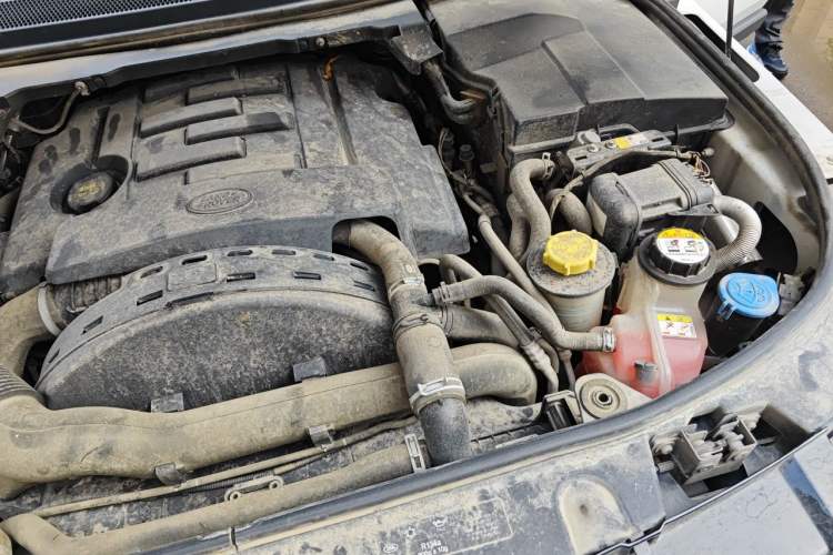 Used Land Rover Discovery 2014 3.0 SDV6 HSE Diesel Edition Engine Bay Left