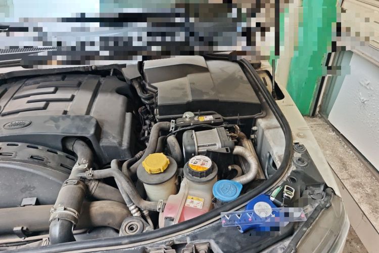 Used Land Rover Discovery 2014 3.0 SDV6 HSE Diesel Edition Engine Bay Left