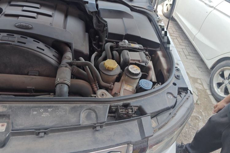 Used Land Rover Discovery 2014 3.0 SDV6 HSE Diesel Edition Engine Bay Left