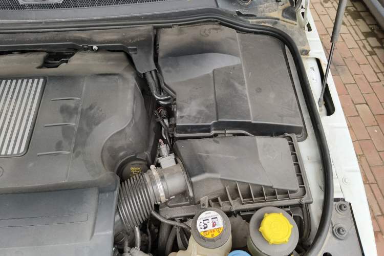 Used Land Rover Discovery 2014 3.0 SC V6 HSE Luxury Engine Bay Left