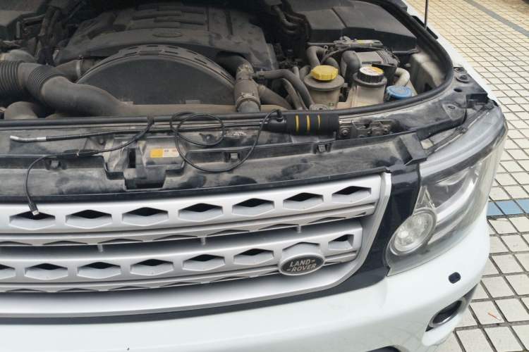 Used Land Rover Discovery 2014 3.0 SDV6 HSE Diesel Edition Engine Bay Left