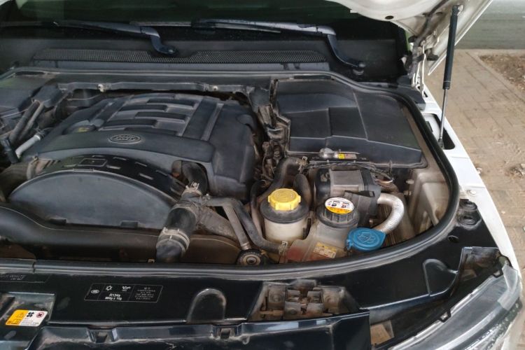 Used Land Rover Discovery 2014 3.0 SDV6 HSE Diesel Edition Engine Bay Left