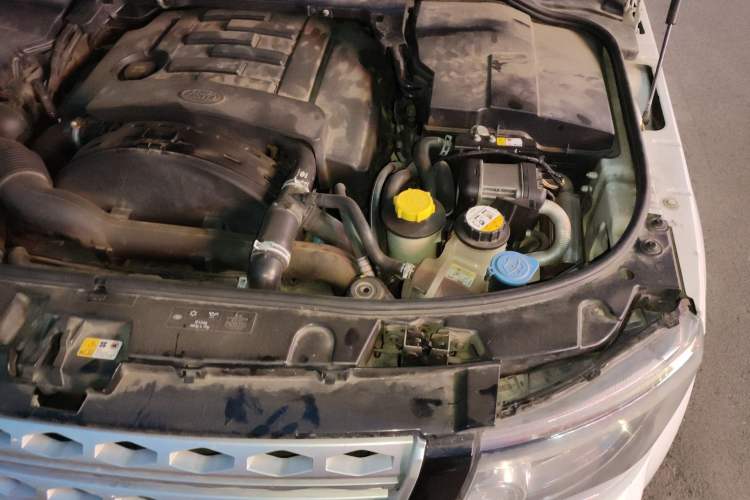 Used Land Rover Discovery 2014 3.0 SDV6 HSE Diesel Edition Engine Bay Left