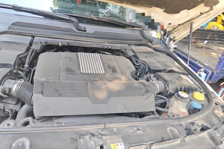 Used Land Rover Discovery 2014 3.0 SC V6 HSE Engine Bay Left