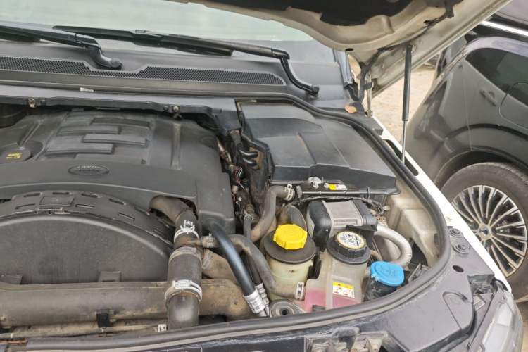 Used Land Rover Discovery 2014 3.0 SDV6 HSE Diesel Edition Engine Bay Left