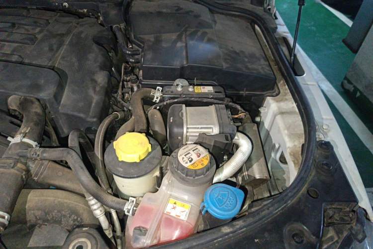 Used Land Rover Discovery 2014 3.0 SDV6 HSE Diesel Edition Engine Bay Left
