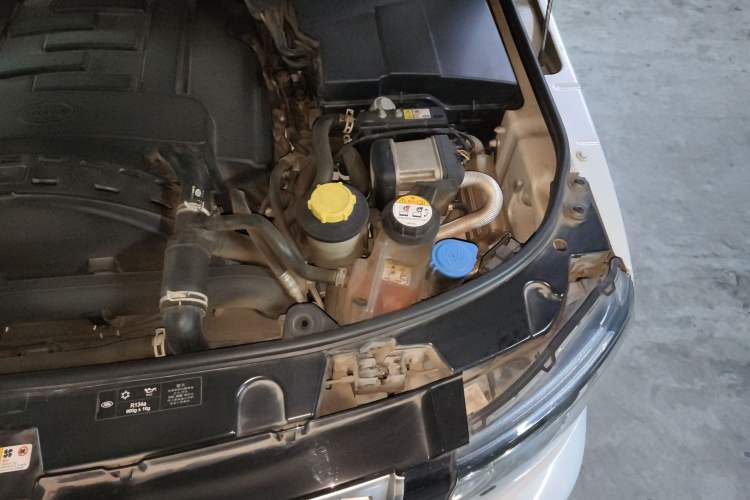 Used Land Rover Discovery 2014 3.0 SDV6 HSE Diesel Edition Engine Bay Left