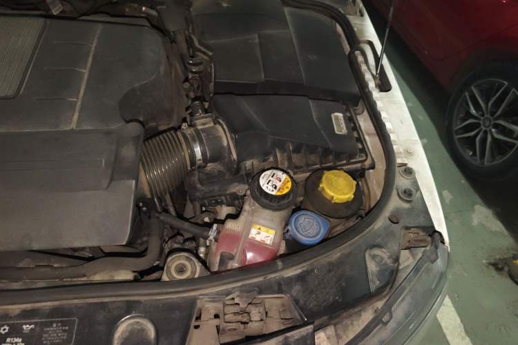 Used Land Rover Discovery 2014 3.0 SC V6 HSE Luxury Engine Bay Left