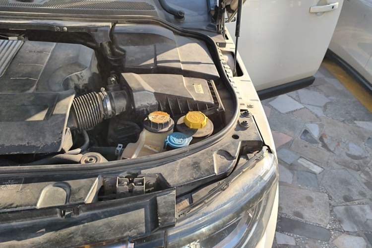 Used Land Rover Discovery 2014 3.0 SC V6 HSE Engine Bay Left