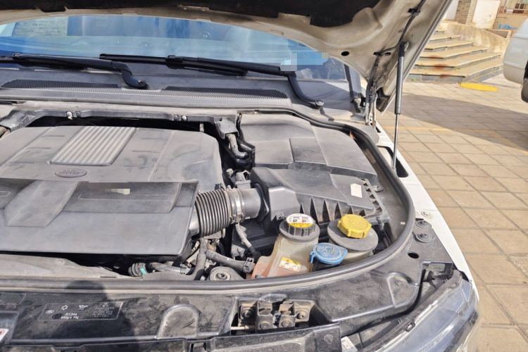 Used Land Rover Discovery 2014 3.0 SC V6 HSE Luxury Engine Bay Left