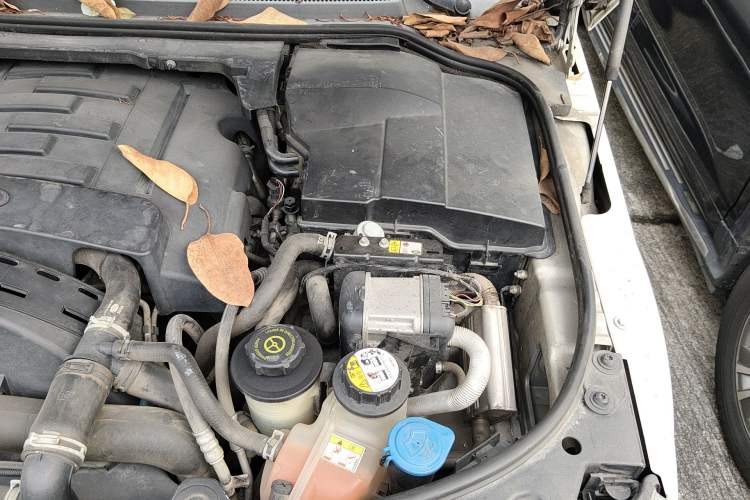 Used Land Rover Discovery 2014 3.0 SDV6 HSE Diesel Edition Engine Bay Left