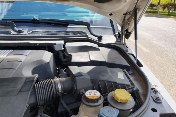Used Land Rover Discovery 2014 3.0 SC V6 SE Engine Bay Left