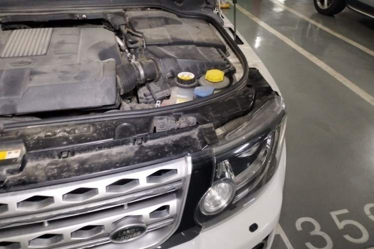 Used Land Rover Discovery 2014 3.0 SC V6 HSE Luxury Engine Bay Left
