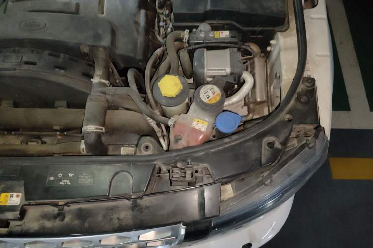 Used Land Rover Discovery 2014 3.0 SDV6 HSE Diesel Edition Engine Bay Left