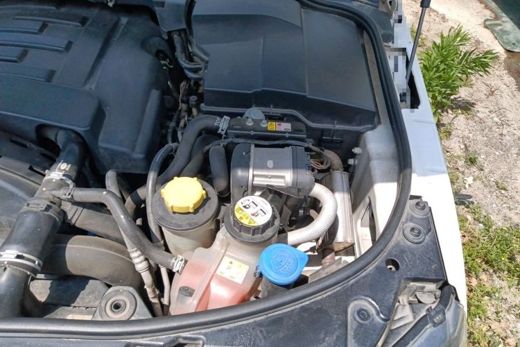 Used Land Rover Discovery 2014 3.0 SDV6 HSE Diesel Edition Engine Bay Left