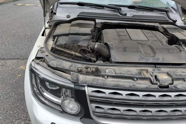 Used Land Rover Discovery 2014 3.0 SC V6 SE Engine Bay Right
