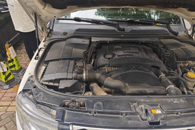 Used Land Rover Discovery 2014 3.0 SDV6 HSE Diesel Edition Engine Bay Right