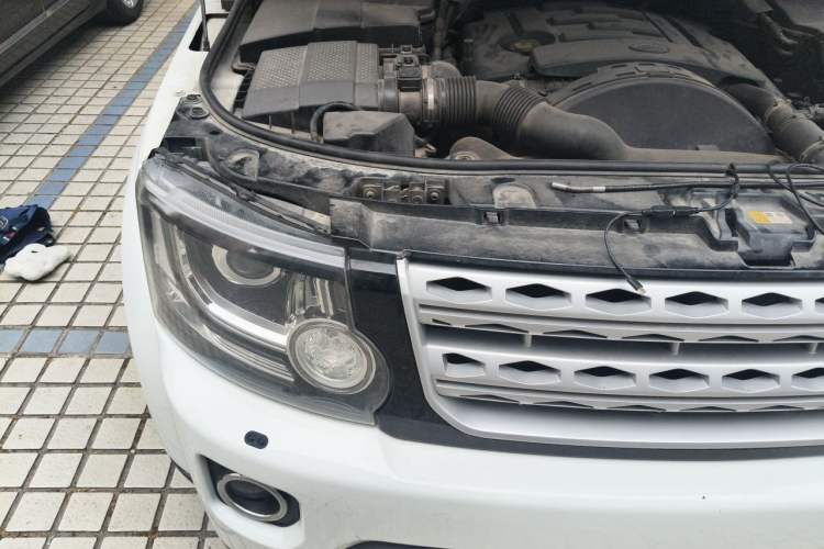 Used Land Rover Discovery 2014 3.0 SDV6 HSE Diesel Edition Engine Bay Right