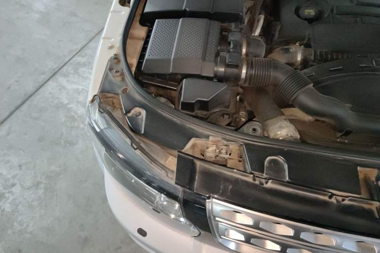 Used Land Rover Discovery 2014 3.0 SDV6 HSE Diesel Edition Engine Bay Right