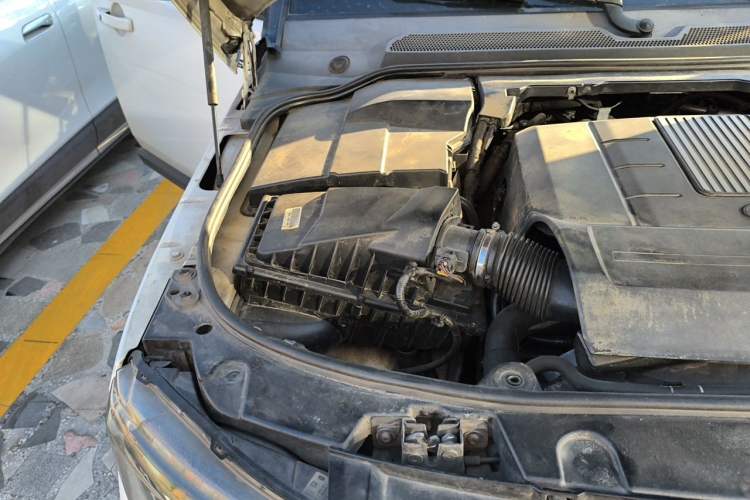 Used Land Rover Discovery 2014 3.0 SC V6 HSE Engine Bay Right