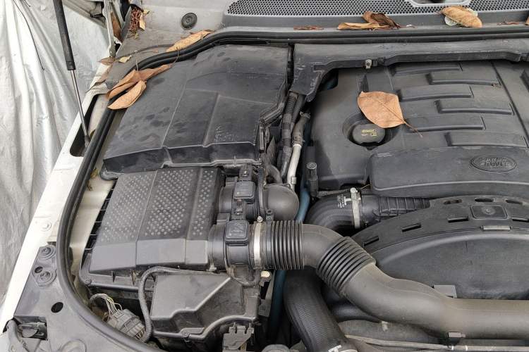 Used Land Rover Discovery 2014 3.0 SDV6 HSE Diesel Edition Engine Bay Right